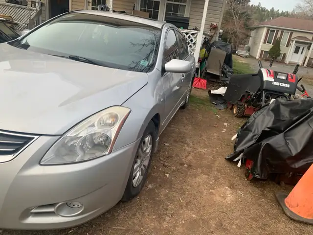 2012 nisssn Altima runs drives parts 250.00 as is - Photo 2