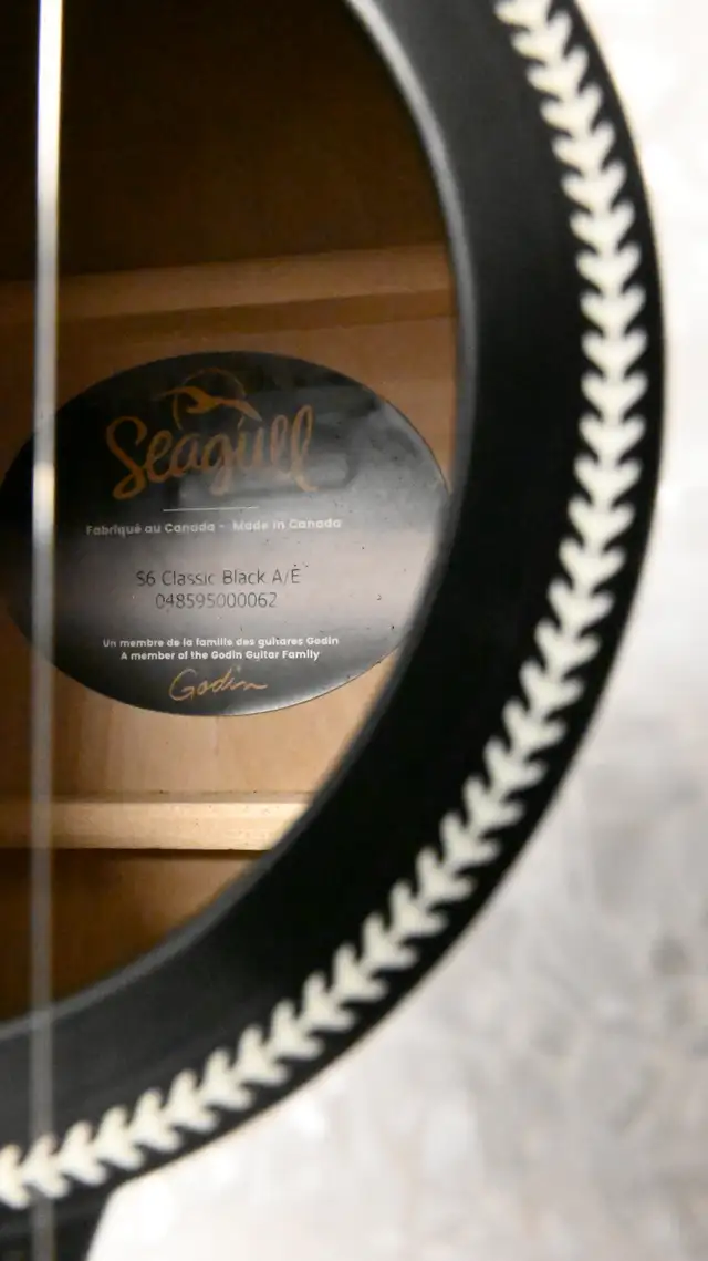 Seagull S6 Classic Black Acoustic-Electric Guitar with hard case - Photo 4