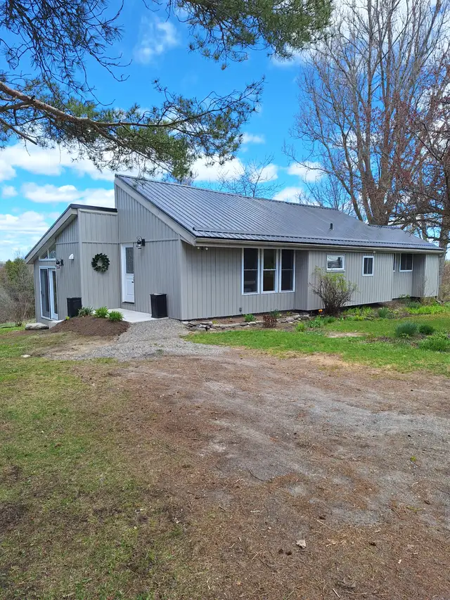 Newly Renovated Country Home - Photo 2