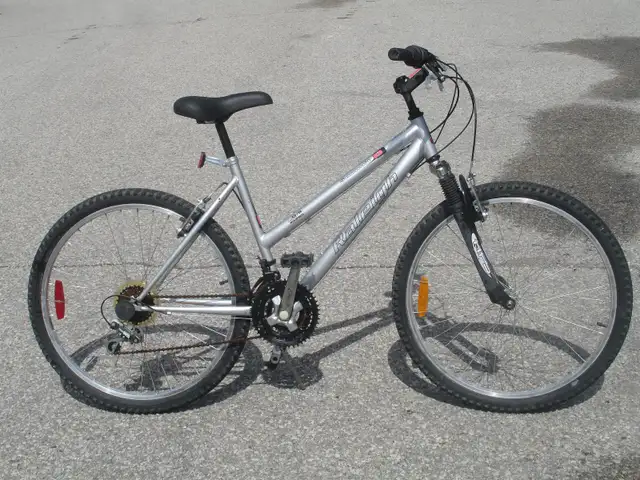 NICE SHAPE FEMALE'S 26' RALEIGH SUMMIT 18 SPD WITH SUSPENSION! - Photo 3