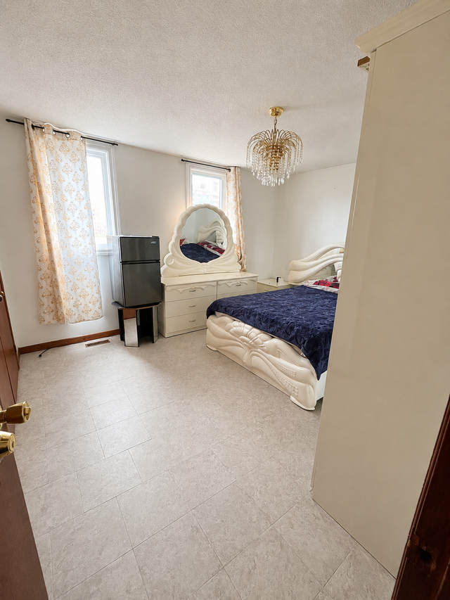 Brampton Room Rental Near Shoppers World & Sheridan Terminal - Photo 3