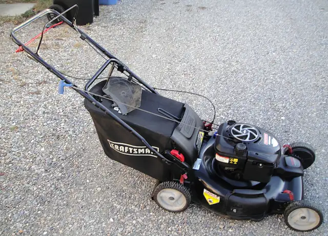 CRAFTSMAN SELF PROPELLED GAS LAWNMOWER - Photo 2