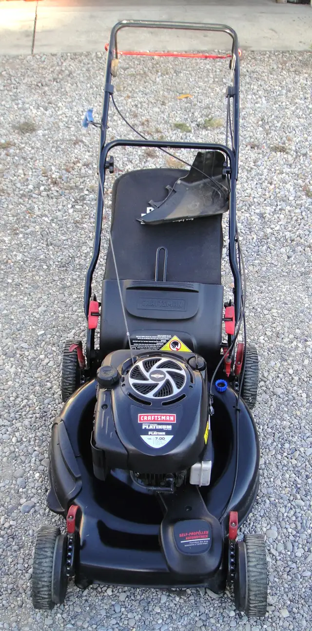 CRAFTSMAN SELF PROPELLED GAS LAWNMOWER - Photo 3