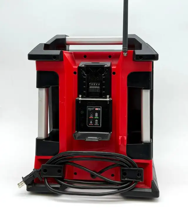 Milwaukee (2792-20) Jobsite Bluetooth Radio & Battery Charger - Photo 2