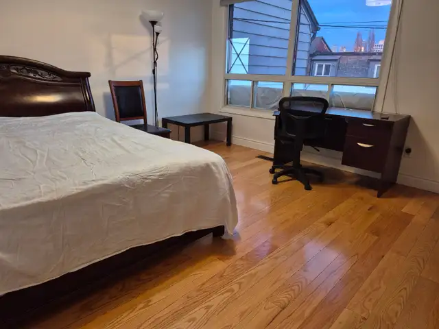 Spacious Bedroom in Toronto for male rent $1000 all inclusive