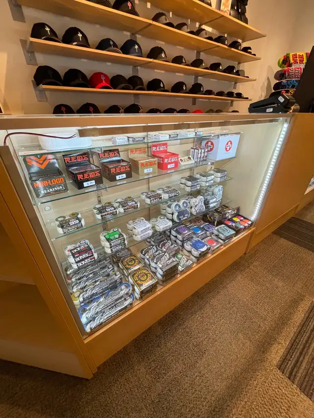 Retail Display Counter with LED lights - Photo 2