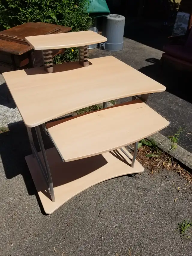 Desk  /  Computer