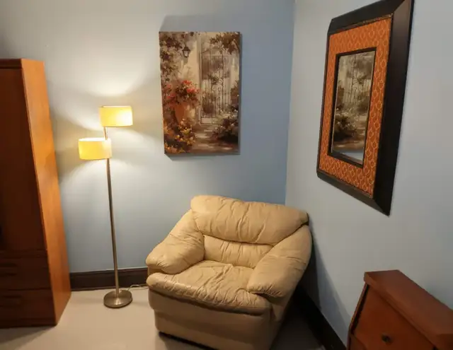 Move in Today! Beautiful Room for Rent! All inclusive! - Photo 7