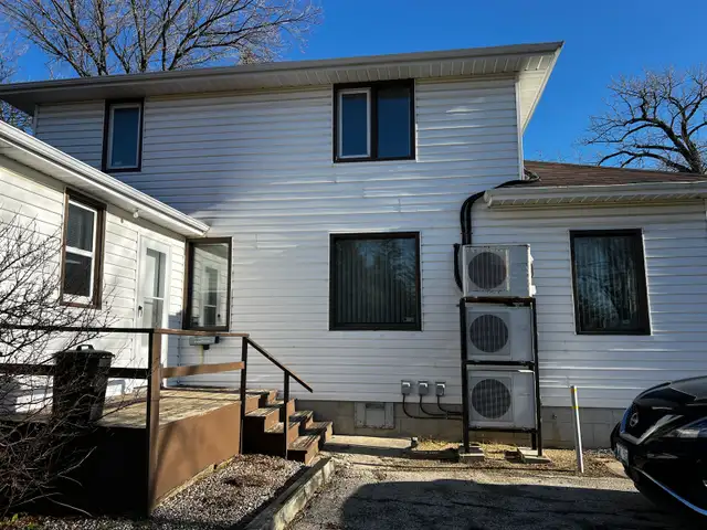 Commercial Building in OakbanK for Lease or Sale - Photo 2