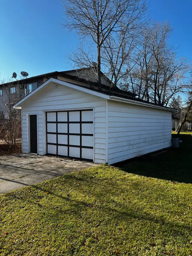 Commercial Building in OakbanK for Lease or Sale - Photo 3