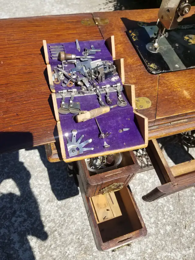 Sewing Machine - Photo 2