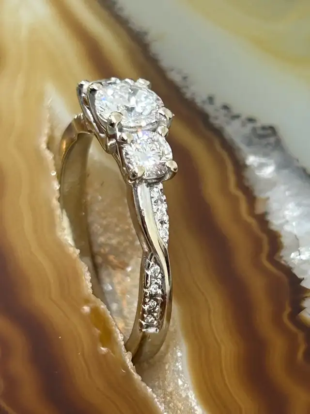 Vintage Trinity overlapping W/G Diamond Ring - Photo 7