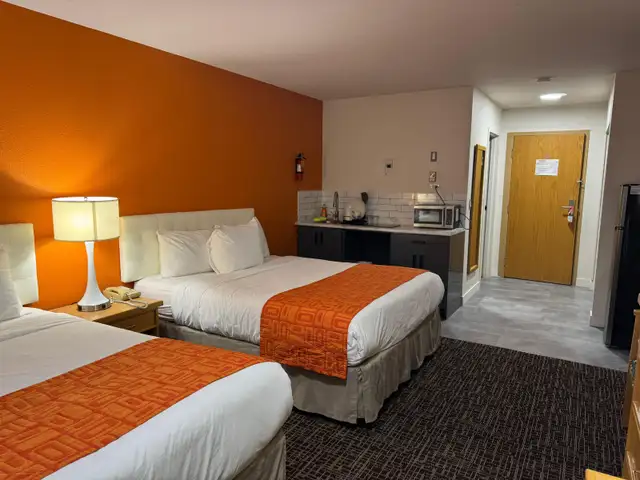 Affordable Weekly & Monthly Hotel Rooms – Clean & Comfortable - Photo 5