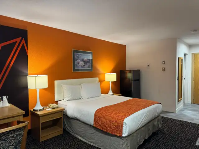 Affordable Weekly & Monthly Hotel Rooms – Clean & Comfortable - Photo 6