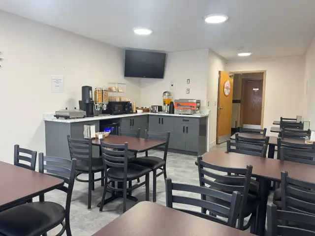 Affordable Weekly & Monthly Hotel Rooms – Clean & Comfortable - Photo 8