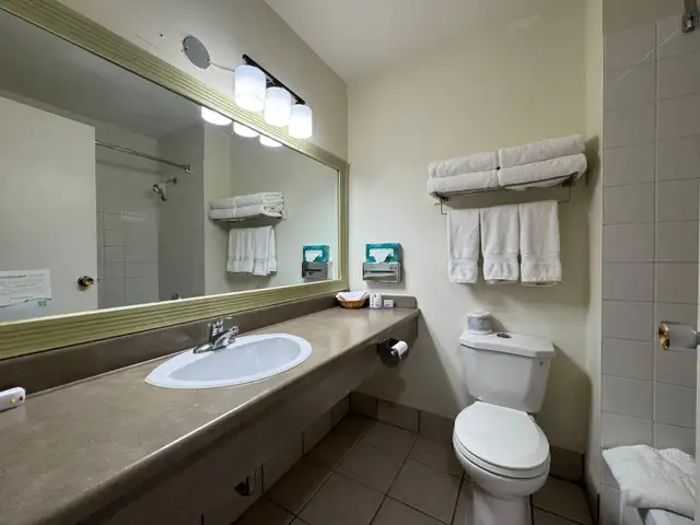 Affordable Weekly & Monthly Hotel Rooms – Clean & Comfortable - Photo 11