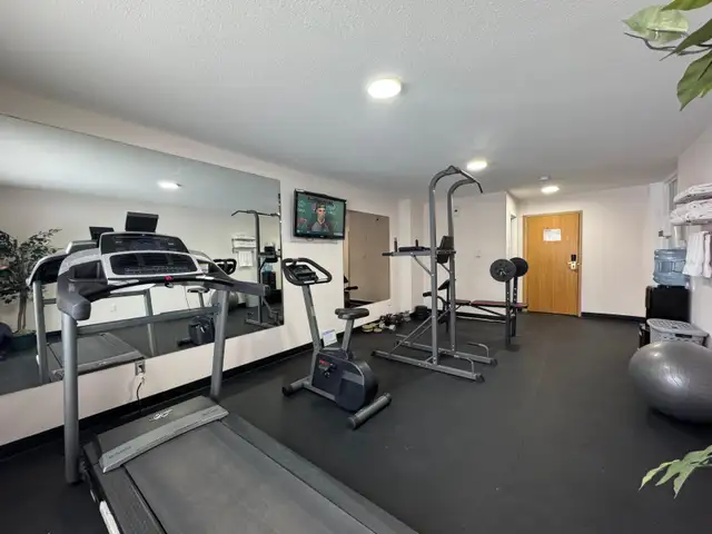Affordable Weekly & Monthly Hotel Rooms – Clean & Comfortable - Photo 17