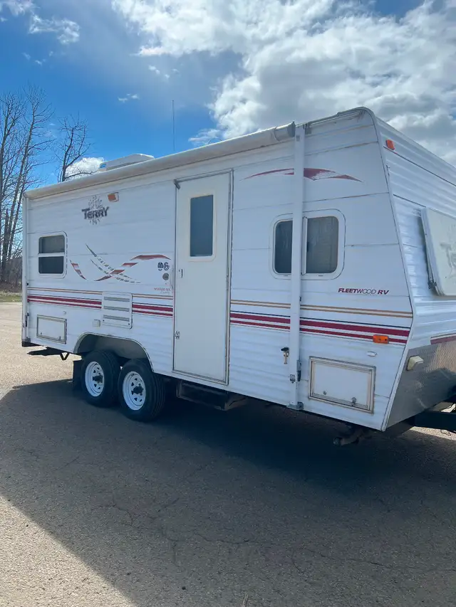 IMMACULATE & UPGRADED 2001 Terry 19ft Trailer -  $7800.00