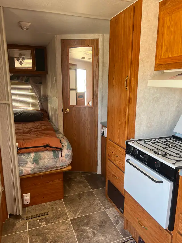 IMMACULATE & UPGRADED 2001 Terry 19ft Trailer -  $7800.00 - Photo 4