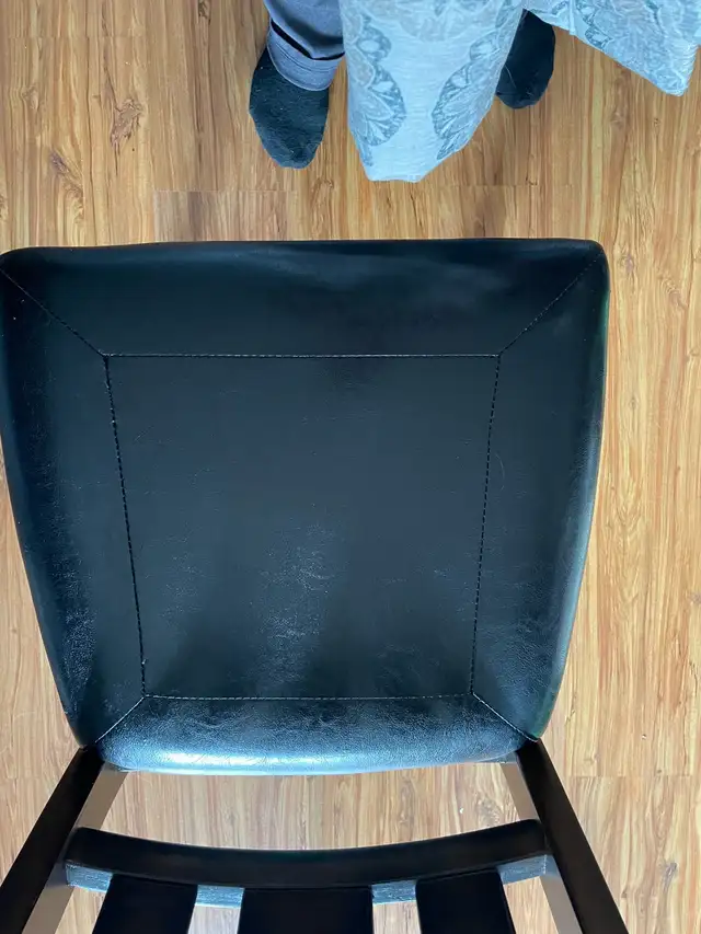 Leon’s table/chairs - Photo 2
