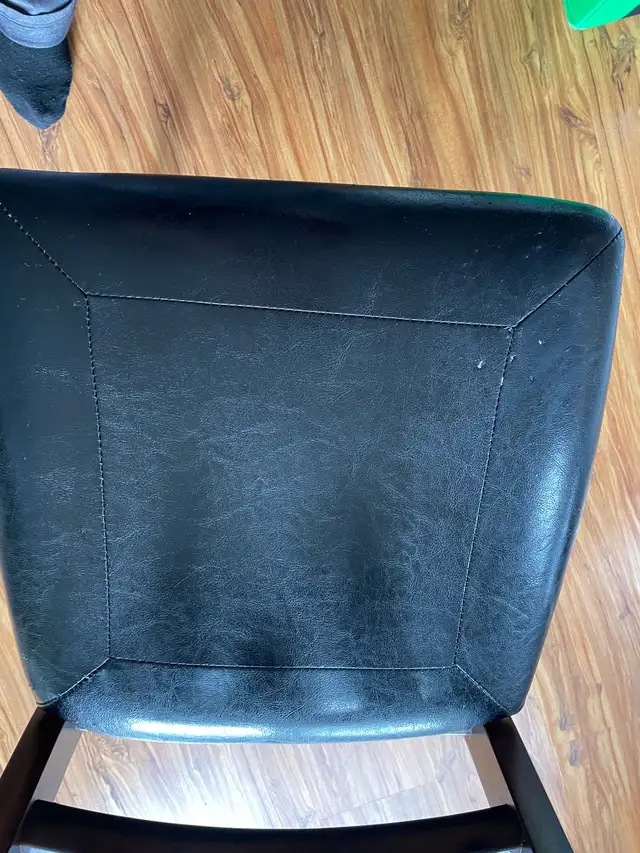 Leon’s table/chairs - Photo 3