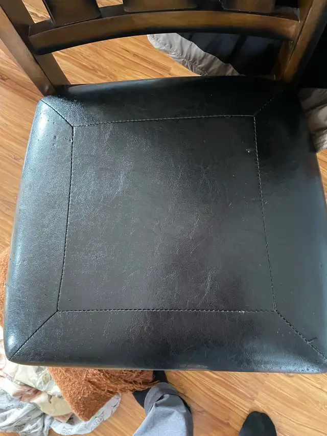Leon’s table/chairs - Photo 4