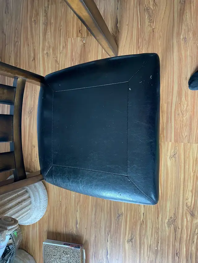 Leon’s table/chairs - Photo 5