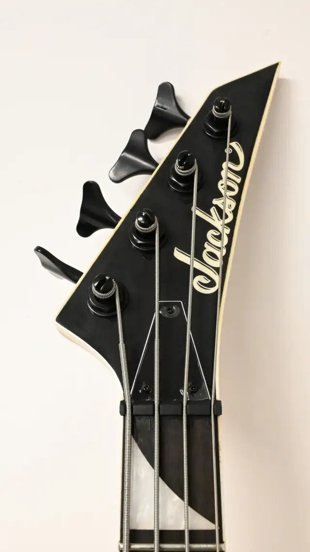 Jackson Bass JS3 with hard case good condition in Metallic Blue - Photo 3
