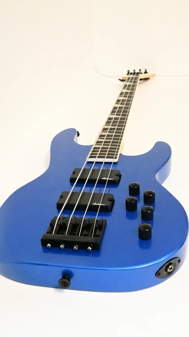 Jackson Bass JS3 with hard case good condition in Metallic Blue - Photo 8