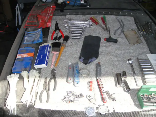 ASSORTED LOT OF TOOLS