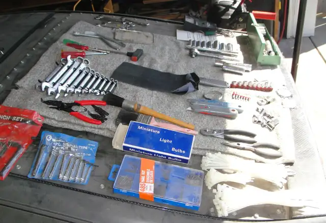ASSORTED LOT OF TOOLS - Photo 2