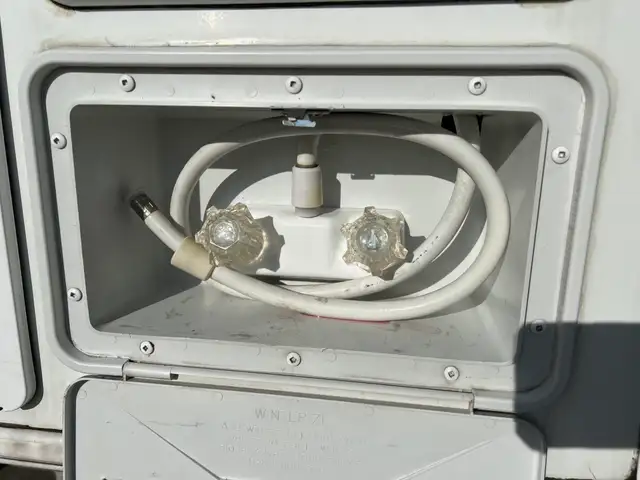 2008 OKANAGAN 811SL TRUCK CAMPER, SOLAR, GENERATOR, INVERTER - Photo 12