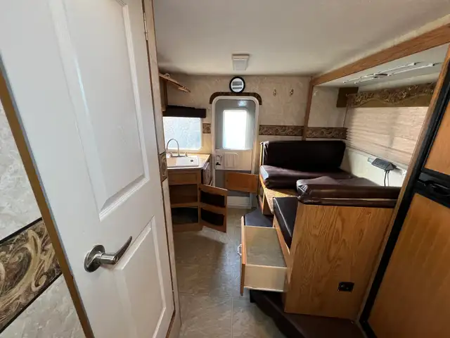 2008 OKANAGAN 811SL TRUCK CAMPER, SOLAR, GENERATOR, INVERTER - Photo 28