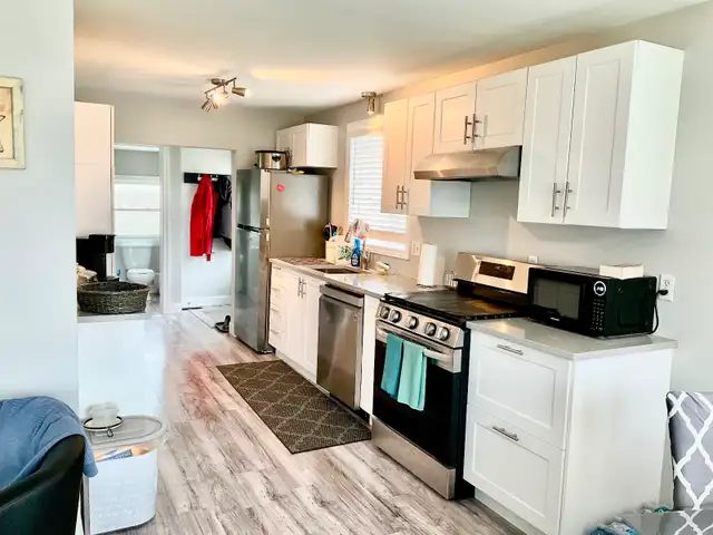 Cute little yellow house for long term tenant in Port Stanley! - Photo 4