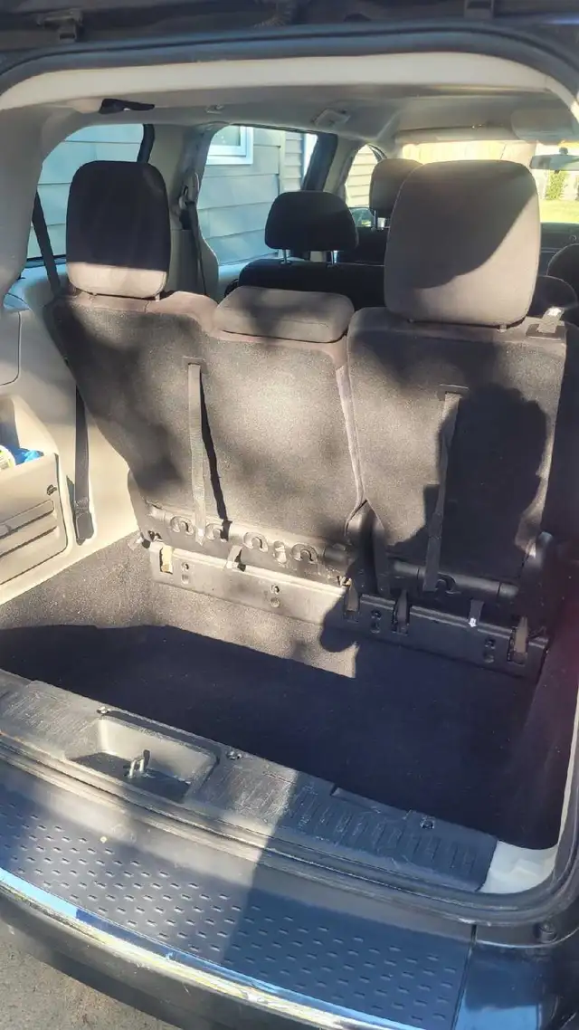 2011 6L V6 Grand Dodge Caravan for sale! - Photo 2