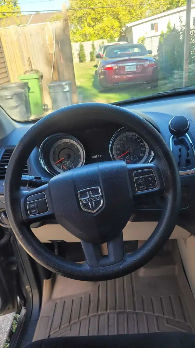 2011 6L V6 Grand Dodge Caravan for sale! - Photo 3