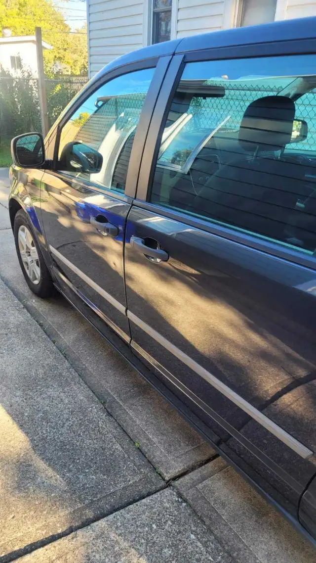2011 6L V6 Grand Dodge Caravan for sale! - Photo 5