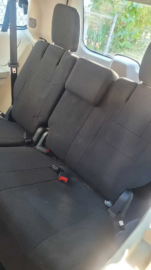 2011 6L V6 Grand Dodge Caravan for sale! - Photo 8
