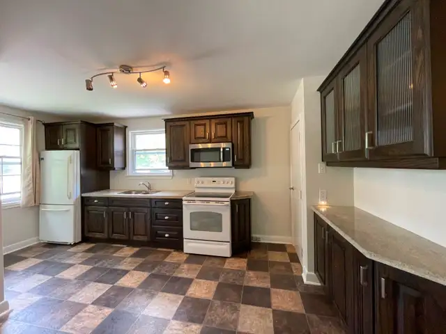 ATTN TRENT STUDENTS - 3 Bdrm Prime North End Location - Photo 2