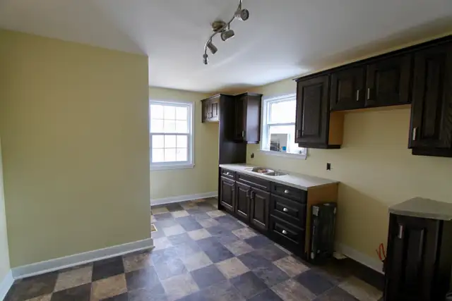 ATTN TRENT STUDENTS - 3 Bdrm Prime North End Location - Photo 3