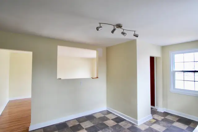 ATTN TRENT STUDENTS - 3 Bdrm Prime North End Location - Photo 4