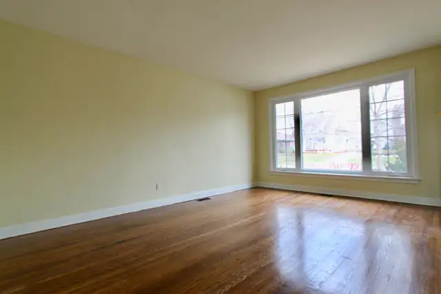 ATTN TRENT STUDENTS - 3 Bdrm Prime North End Location - Photo 5
