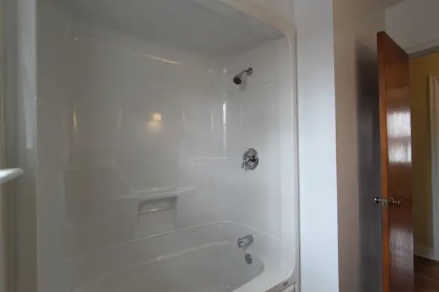 ATTN TRENT STUDENTS - 3 Bdrm Prime North End Location - Photo 9