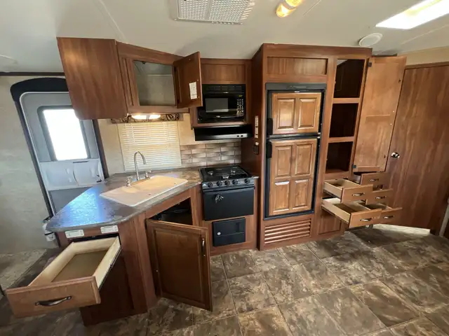 Family-Friendly Travel Trailer Featuring Double Bunks - Photo 5