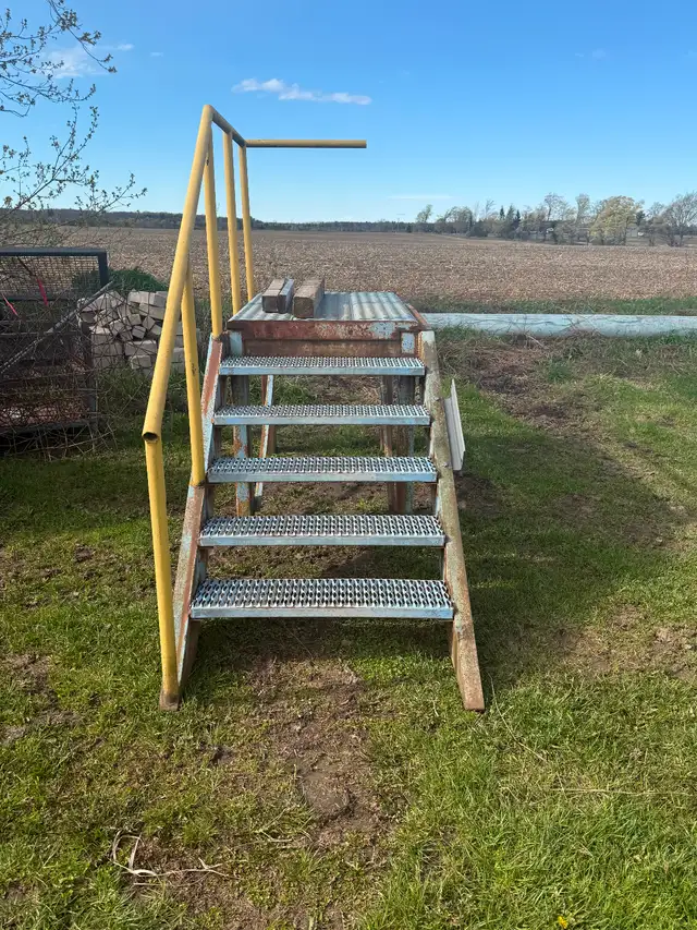 Steel Staircase - Photo 2