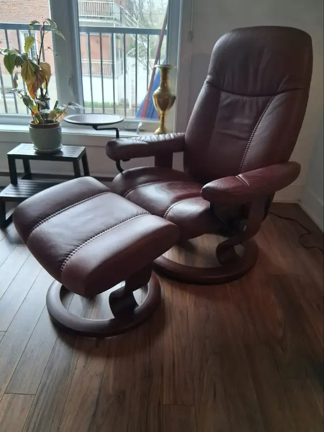 Fauteuil en cuire avec tablette et repose-pieds