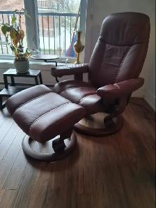 Fauteuil en cuire avec tablette et repose-pieds