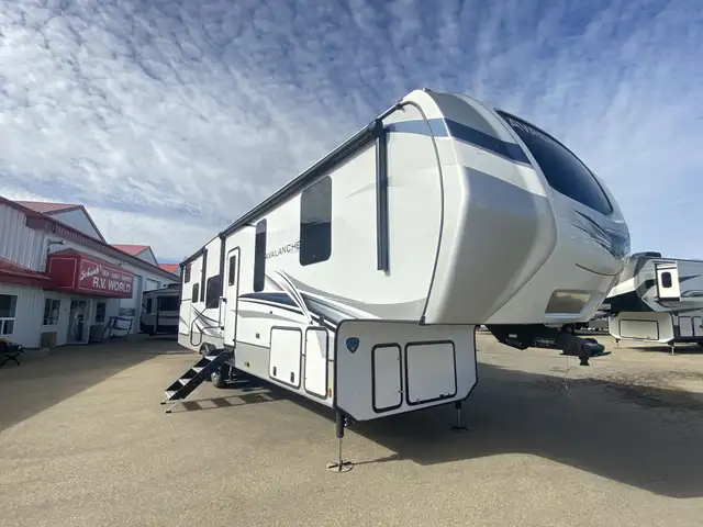Brand New 2023 Keystone Avalanche 352BH – Priced Below Cost