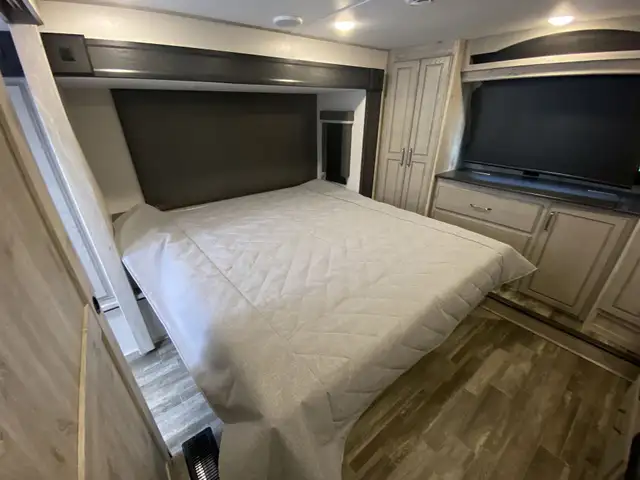 Brand New 2023 Keystone Avalanche 352BH – Priced Below Cost - Photo 7