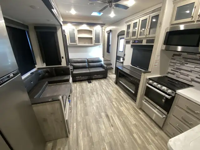 Brand New 2023 Keystone Avalanche 352BH – Priced Below Cost - Photo 8